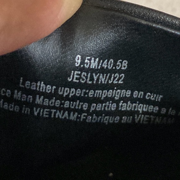 KARL LAGERFELD PARIS Jeslyn Leather Charm Slide Sandals - Picture 6 of 7